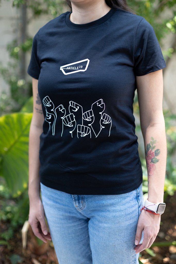Playera negra con puños